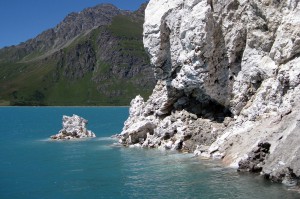 eau turquoise du lac du mont-cenis         